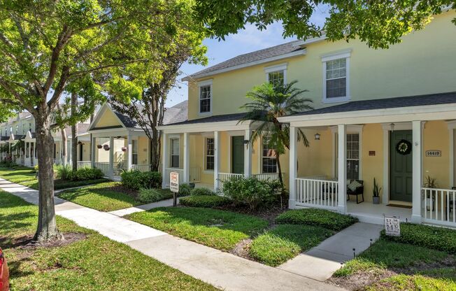 Lovely 4/3.5 Town Home in Summerport with 2 car garage! Available Now!
