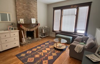 1008 W Altgeld St 1