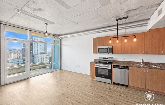 Gorgeous Studio W/ W/D, A/C, Balcony, Rooftop Deck, Gym, Jacuzzi with City views!!