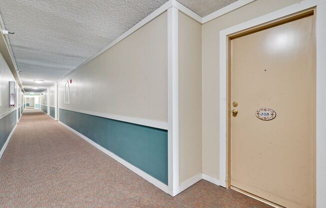 Top Floor Unit - Balcony - Elevator Access - Community Pool & Tennis Court