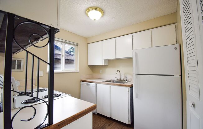 Bright and Spacious 2 Bed 1 Bath APT in NE Portland!