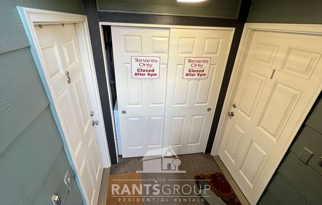 Cute 2:1 Apartment Downtown Olympia with Covered Parking!