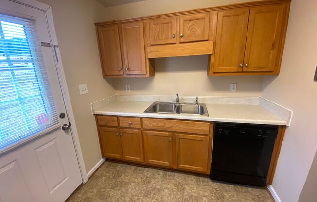 2 beds, 1 bath, $895