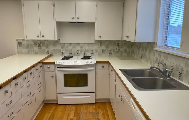 2BR 1BA Duplex On Lake!!
