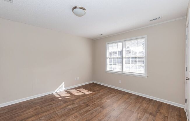 2 beds, 1 bath, 750 sqft, $825, Unit 112 S Pine St