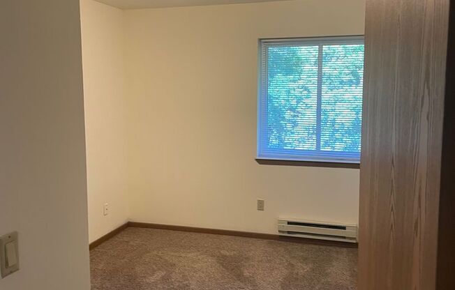 3 beds, 1 bath, 1,040 sqft, $1,695, Unit 3172-205