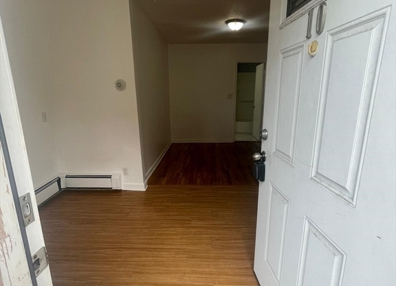 Studio, 1 bath, 999 sqft, $1,550, Unit 10