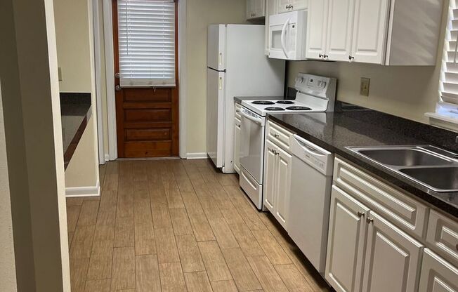 1 bed, 1 bath, 721 sqft, $1,100, Unit E7