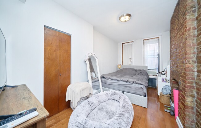 335 W 43 ST