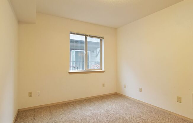 2 beds, 1 bath, $1,600, Unit 7