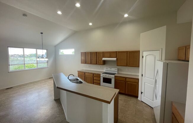 Beautiful 4 Bed, 3 Bath House in Maple Hill!