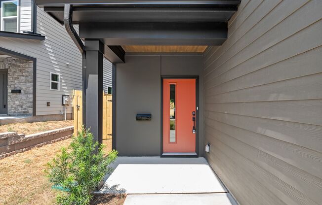 Move-in Ready Modern Townhome!!