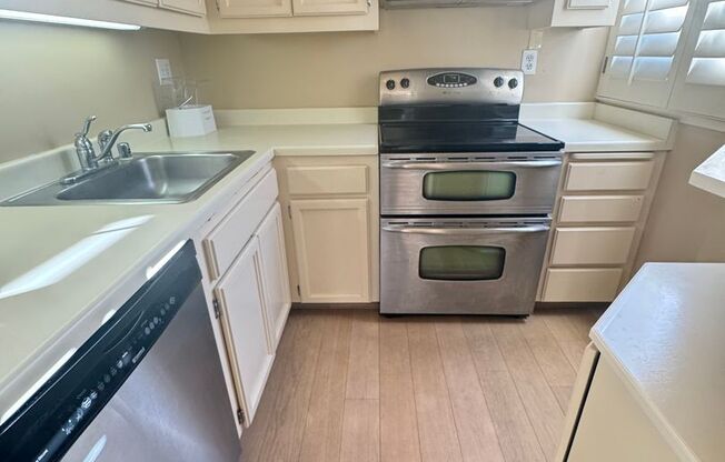 Beautiful Modern Nob Hill 1BR w/ Private Patio, Laundry In Building, Fitness Room, Heated Pool, Parking Option and More |  La Galleria Condominium