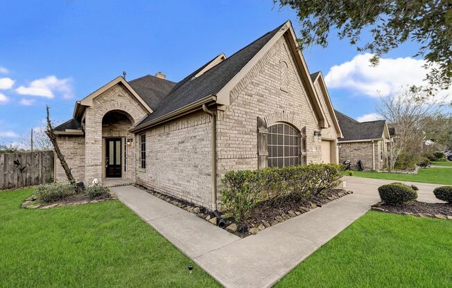 Stunning 4-Bedroom Home in Pearland