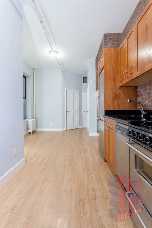 358 W 51 ST
