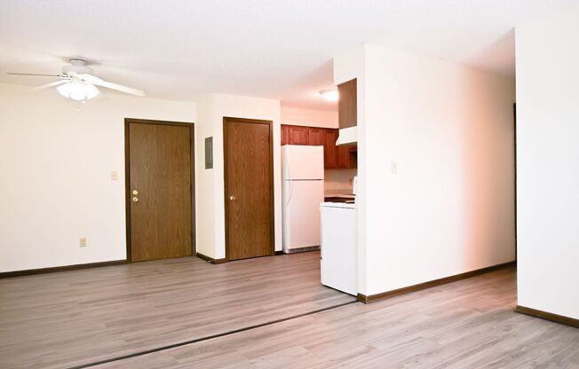 2 beds, 1 bath, 704 sqft, $620, Unit 215