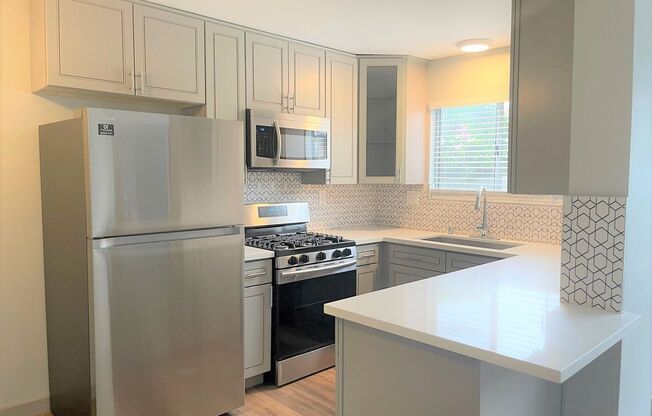 University Heights- Second Floor Renovated 2br/1ba Apartment w/ Parking and Laundry