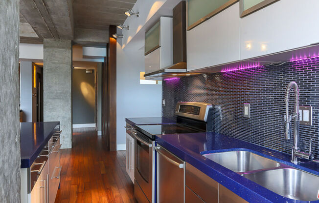 1 bed, 1.5 baths, 1,009 sqft, $3,990, Unit 1112