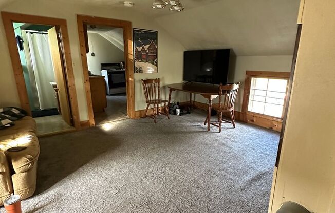 2 beds, 1 bath, $995, Unit 1016