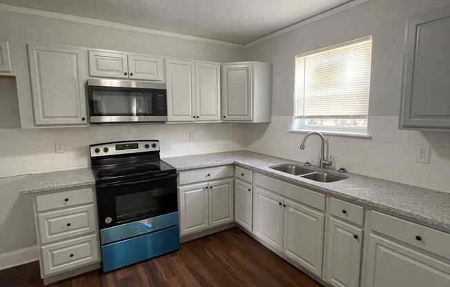 3 beds, 2 baths, $1,299