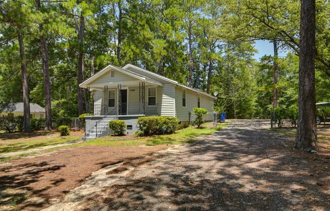 Charming 2 Bedroom Home, close to USC & located on a Large Lot!