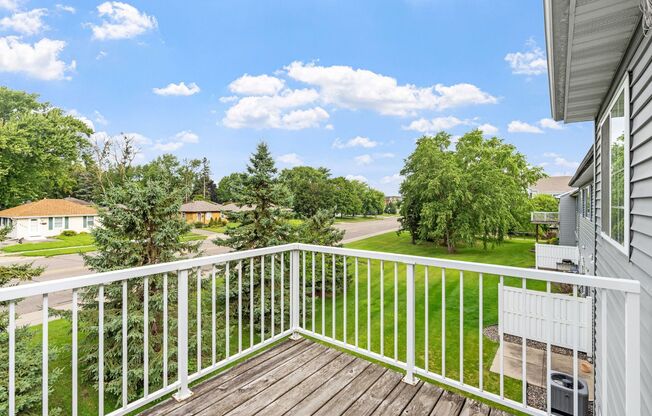 3bd, 2ba town home in NEW HOPE, avail NOW