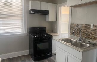 2 beds, 1 bath, $1,300, Unit 2E