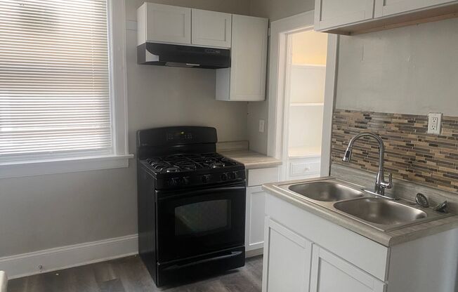 2 beds, 1 bath, $1,300, Unit 2E