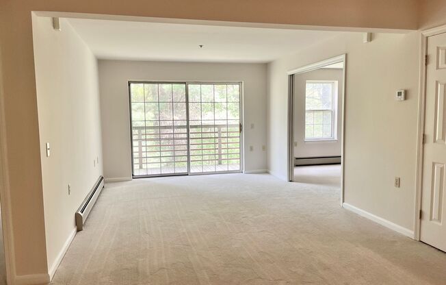 2 beds, 1 bath, 927 sqft, $1,900, Unit 335