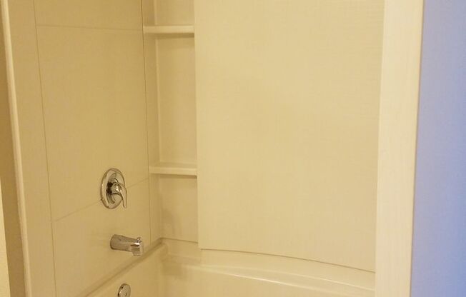 3 beds, 2.5 baths, $2,350, Unit 304