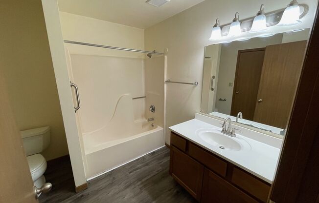 3 beds, 1 bath, 1,040 sqft, $1,800, Unit 3172-104