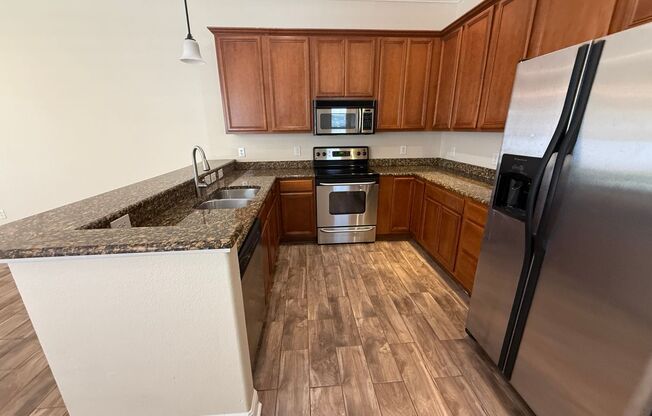 ORLANDO: 3 Bed/2.5 bath, 2 Story Townhome in Golden Heights!