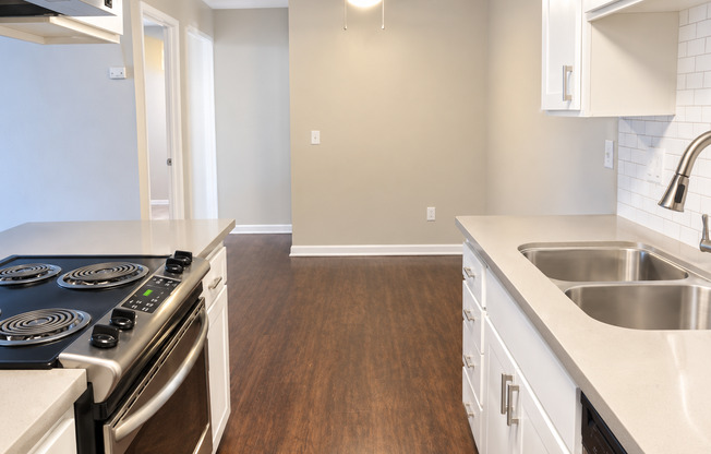 2 beds, 2 baths, $2,100, Unit 28