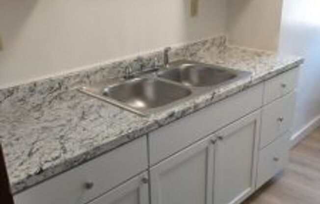 3 beds, 1 bath, $1,700, Unit 702-3