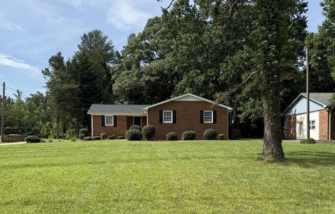 4 Bedroom Home On Quiet Road With Screened in Porch!