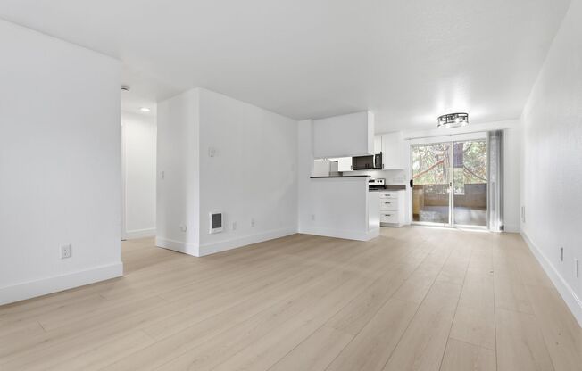 2 beds, 1 bath, 803 sqft, $1,592, Unit CMV 12223 - 305