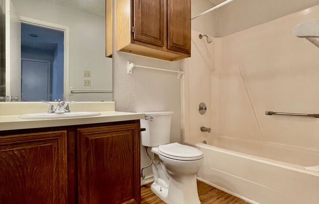 2 beds, 1 bath, $990, Unit 5