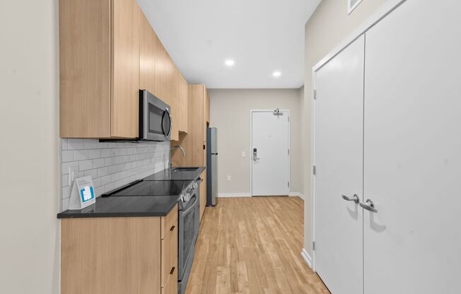 Studio, 1 bath, 548 sqft, $1,910, Unit 706
