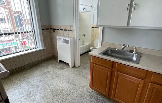 Studio, 1 bath, $550, Unit Apart #35