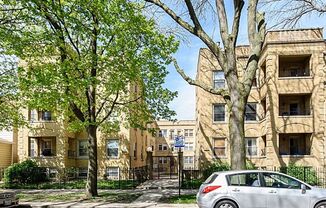 Albany Park Top-Floor Condo One Block to Brown Line Train!