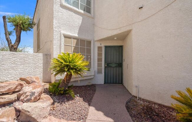 Bright & Spacious 4Bd Home with Vaulted Ceilings & Outdoor Kitchen