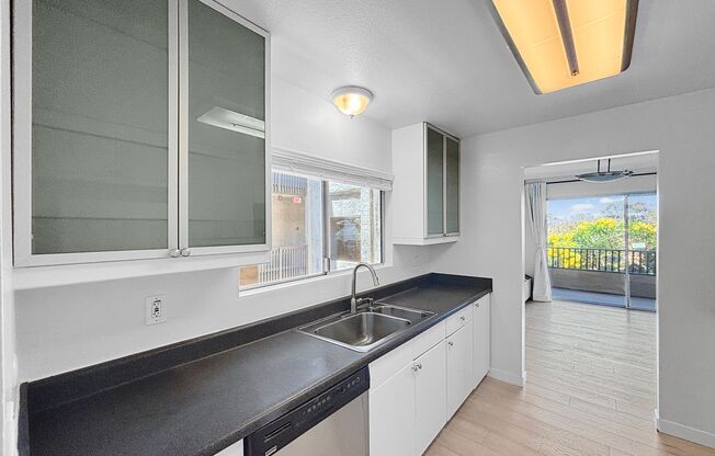 Charming & Spacious 2BD/2BA Condo in Bay Park W/ W/D, Community Pool/Spa, & Wrap Around Patio!