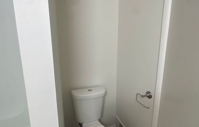 2 beds, 1 bath, 905 sqft, $1,300, Unit 5490-B