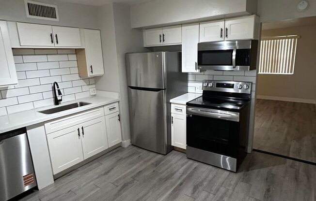 2 beds, 1 bath, 810 sqft, $1,195, Unit 17