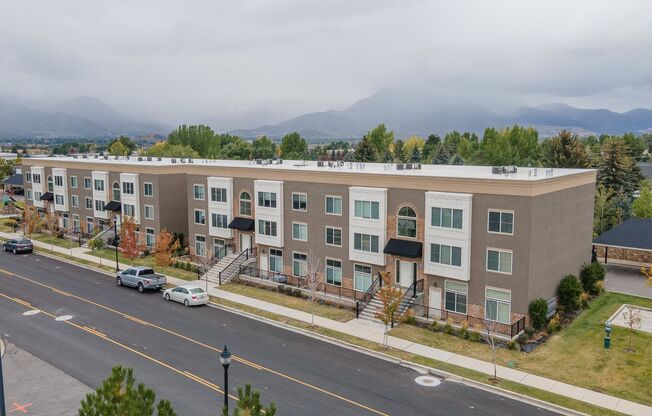 Lovely 3-Bed, 2-Bath Condos in the District at Valley Station. Great Location!