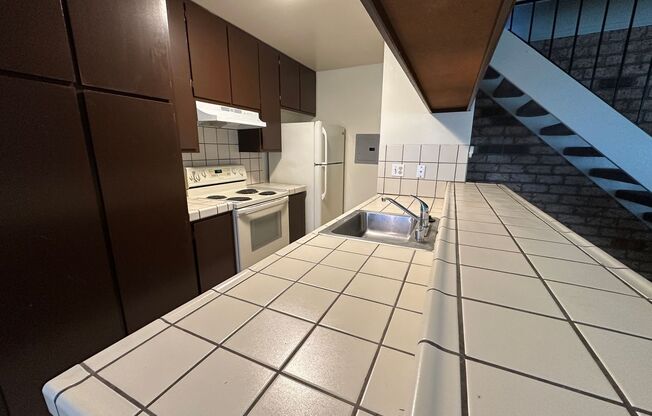 Townhouse 2 bedroom 1 bath, new paint. new floors