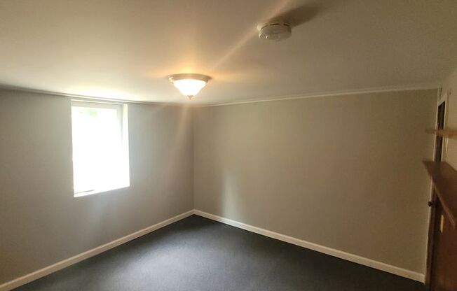 2 beds, 1 bath, $1,125, Unit 3810 Urbandale Avenue