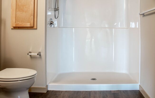 3 beds, 2 baths, 1,370 sqft, $1,515, Unit 115