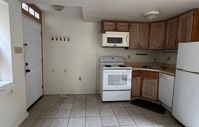 2 beds, 1 bath, $1,595, Unit HOUSE