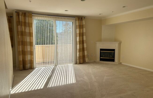 Town home style condo in Woodland Hills!